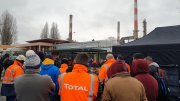 Petroleiros franceses em greve por tempo indeterminado contra as demissões em Grandpuits