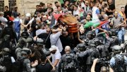 Depois de assassinar, Exército de Israel reprime funeral de jornalista Shireen Abu Akleh