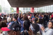 Milhares de negras e negros marcham contra o racismo enquanto Dória recebe o prêmio "Raça Negra"