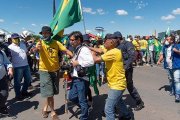 Após diversas agressões, bolsonaristas impedem cobertura no Palácio de Folha e Globo