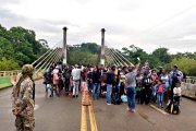 Imigrantes fecham ponte de Assis Brasil em protesto pela abertura da fronteira peruana