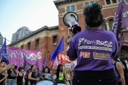 Ao vivo. Militantes da FIT, na Argentina, cortam avenidas contra o feminicídio que mata uma mulher a cada 23h 