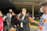 Servidores protestam contra reforma administrativa entregando suco de laranja a deputados 
