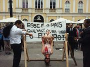 Artistas nas ruas de Porto Alegre denunciam práticas de tortura defendidas por Bolsonaro