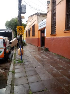 Governo Leite invade e fecha autoritariamente escola pública em Porto Alegre