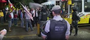 Polícia reprime manifestações em garagens de ônibus em Porto Alegre
