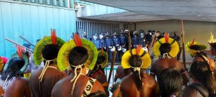 Na base da repressão, CCJ da Câmara aprova PL 490 que ataca a demarcação de terras indígenas