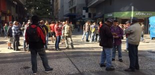 Pedreiros sem trabalho se reúnem diariamente na "esquina do desemprego" no centro do SP