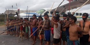 Após mortes de crianças por falta de assistência, Yanomamis impedem decolagem de aviões