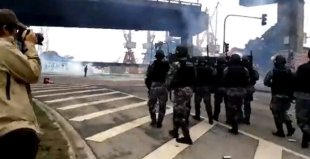 Tropa de Choque Reprime trabalhadores em bloqueio à entrada da Ponte Rio-Niterói