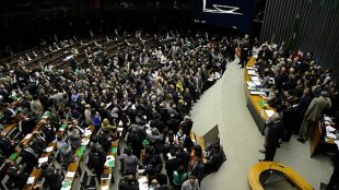Deputados restringem o direito de expressão política dos trabalhadores e das organizações de esquerda, com aval do PSOL