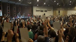 Professores e estudantes da UERJ decidem por greve em defesa da Universidade