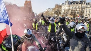 Protestos massivos na França contra aumento de combustível