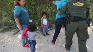 Brutal: Menina de 7 anos morreu desidratada sob custódia da patrulha de fronteira dos Estados Unidos