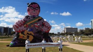 Boneco inflado no DF retrata a realidade, Bolsonaro tem as mãos sujas de sangue
