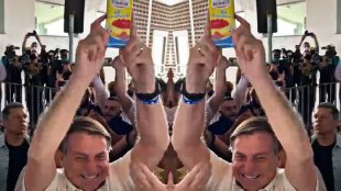 Bolsonaro provoca erguendo leite condensado como troféu em Cascavel-PR