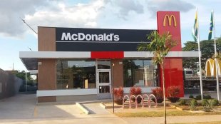Trabalhadores do McDonalds preparam greve contra assédio sexual e por aumento 