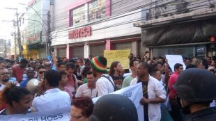 Em São Gonçalo manifestantes impedem a passagem da Tocha Olímpica e polícia reprime com prisões