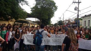 Ato de cerca de 200 secundaristas contra a PEC 241 em Itapetininga (SP)