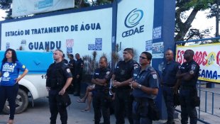 Com fuzil na mão, polícia ocupa estação da CEDAE para impedir organização dos trabalhadores