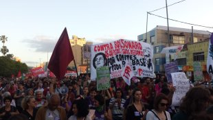 Em Porto Alegre, milhares realizam ato contra Bolsonaro 