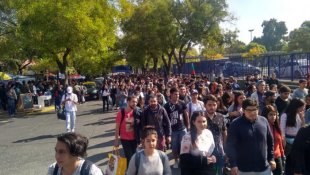 Estudantes da USACH marcham contra a repressão e violência de Carabineros