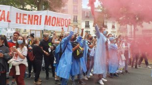 Dezenas de milhares de pessoas se mobilizaram na França ao lado de trabalhadores da saúde