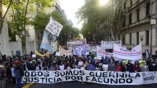 Buenos Aires: Manifestação na Praça de Maio em apoio a Guernica e por justiça para Facundo