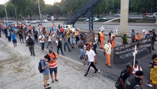 Garis protestam no RJ por vacinas já e contra suas perdas salariais