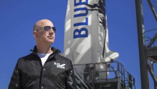 Jeff Bezos vai ao espaço enquanto seus funcionários são obrigados a defecar em sacolas