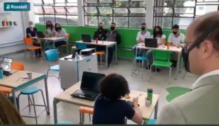 No Centro de Inovação de Doria e Rossieli alunos dividem o mesmo computador na pandemia