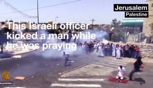 [Vídeo] Soldado israelense chuta palestino no momento em que este rezava