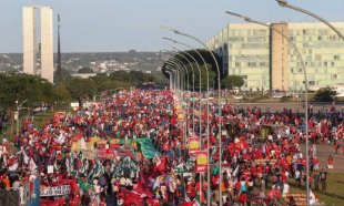 De todo o país ônibus vão a Brasília. Façamos as centrais sindicais ouvir: greve geral já!