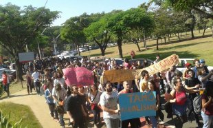 Estudantes e funcionários começam forte luta e expulsam Nalini 