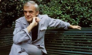 Milan Kundera confundiu o comunismo com o stalinismo ou é isso mesmo?