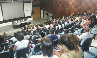 Mesa “Saúde da Mulher e Aborto”, organizada pelo CASS-UERJ, reuniu 150 estudantes de Serviço Social 