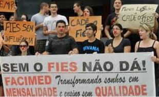 Estudante denuncia descaso com bolsistas do FIES
