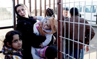 Milhares de refugiados sírios se amontoam na fronteira com a Turquia