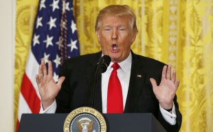 Indo contra o direito democrático à informação, Trump impede entrada de veículos de imprensa à Casa Branca