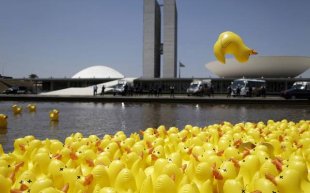 Depois das marmitas gourmet da Paulista, os patos de borracha de Brasília