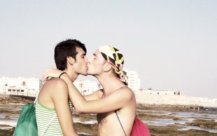 Por conta de um beijo, casal gay pode ser expulso da escola