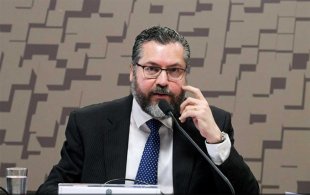 “Jamais promovi atrito com a China”, diz Ernesto Araújo após declarações xenofóbicas e conspiracionistas