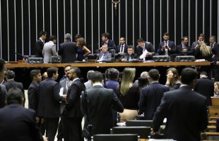 Câmara adia o fim das coligações partidárias, mas avança na censura contra a esquerda