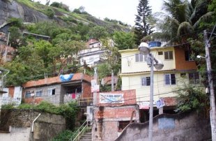 Obras paradas em encostas colocam em risco 100 mil moradores de favelas do Rio