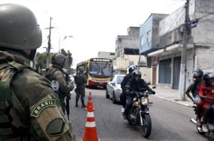 Sem direito a reclamar: homem é preso por desacato em operação das Forças Armadas no Rio