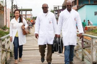 Restrições do governo deixam centenas de médicos cubanos sem emprego em meio à pandemia