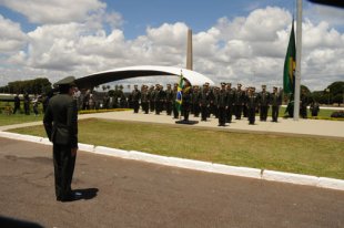 Alto Comando do Exército pressiona para que Lula siga preso