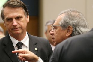 Bolsonaro quer mudar regime de exploração para rifar pré-sal para petroleiras estrangeiras 