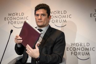 Moro fala de corrupção em Davos sem citar os escândalos de fake news e Flávio Bolsonaro