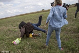 'Jornalista' de ultradireita húngara chuta refugiados perseguidos pela polícia